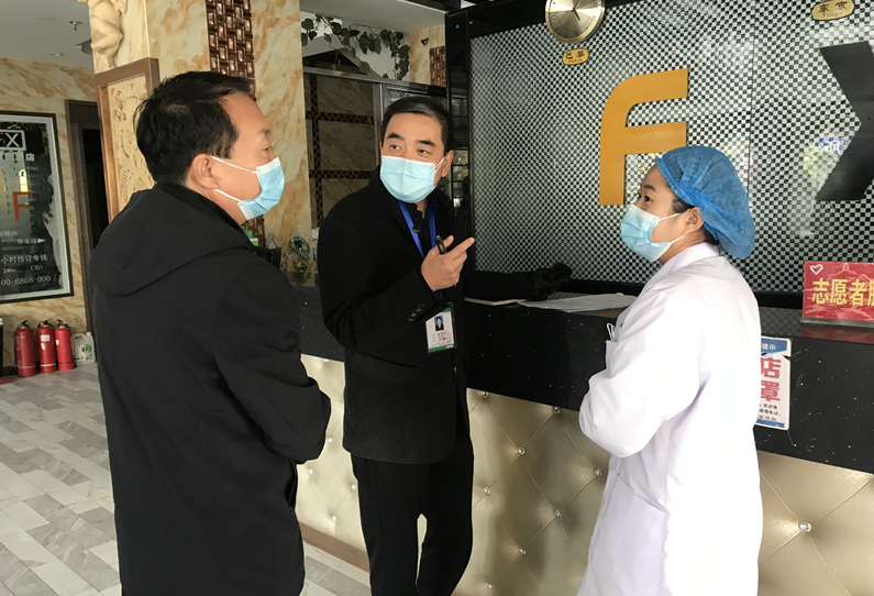 第三监督检查组在集中隔离点了解隔离人员核酸检测情况.jpg