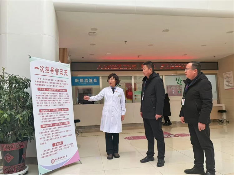 1768902285346760.jpg 甘州区纪委监委工作人员在区属医疗机构对“一次挂号管三天”等便民措施落实情况进行监督检查。甘州区纪委监委提供.jpg