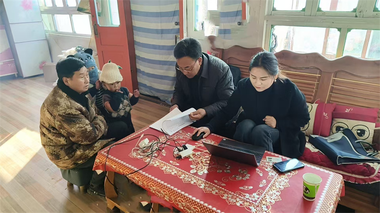 1769308792373602.jpg 积石山县纪委监委办案人员走村入户核查群众身边不正之风和腐败问题集中整治有关情况.jpg