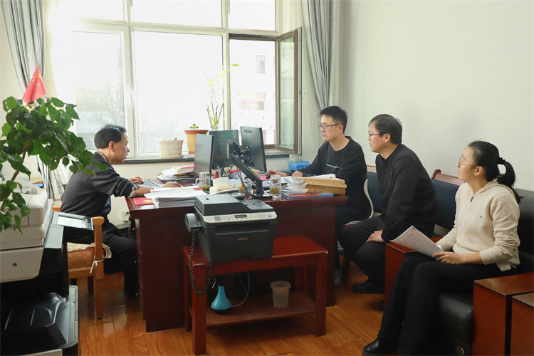 1769308893321647.jpg 州纪委监委案件监督管理室工作人员对线索和案件办理进度进行全程跟踪,仔细汇总核对各项工作数据。.jpg