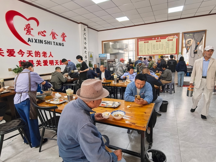 推动办好民生实事，解决老年人“吃饭难”问题。图为陇西县巩昌镇西郊社区老年食堂_副本.jpg